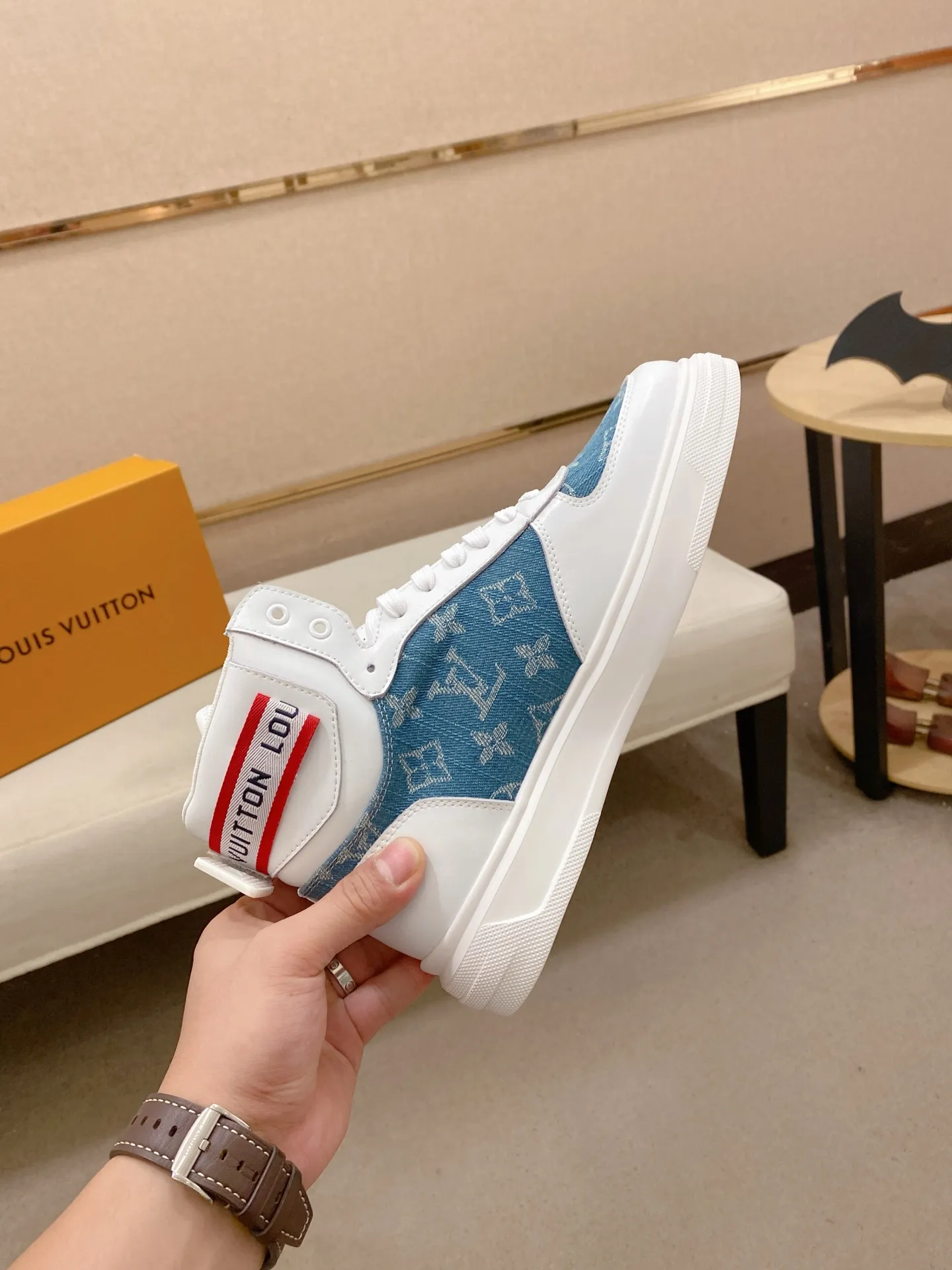 Men's shoes 400💰louis vuitton (Louis Vuitton/lv)🔍🔍The new counters are on sale at the same time. The uppers are imported from Italy. ⃣️Re-engraved🇮🇹💪💪, ⚠Sole: The original sole is specially provided by the original factory, the exclusive movable molded sole is super comfortable, ⚠Original and single goods 🔍high quality, you can enter and leave the counter at will, welcome to compare⚠. Code number: 38-44 (45/customized, non-refundable)